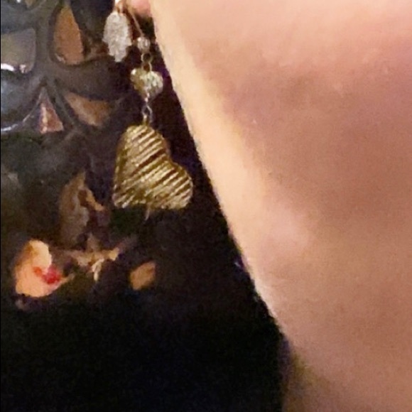 14K yellow Saudi gold mesh cut heart earrings - Picture 3 of 3